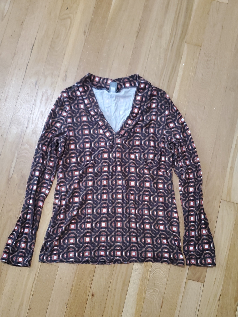 Long Sleeve V-Neck Geometric Print Top in Brown Peach Red